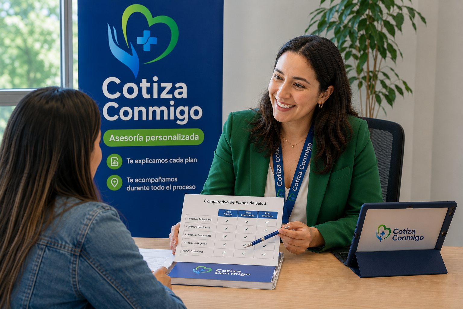 Asesores de salud comparando planes de isapre en Chile